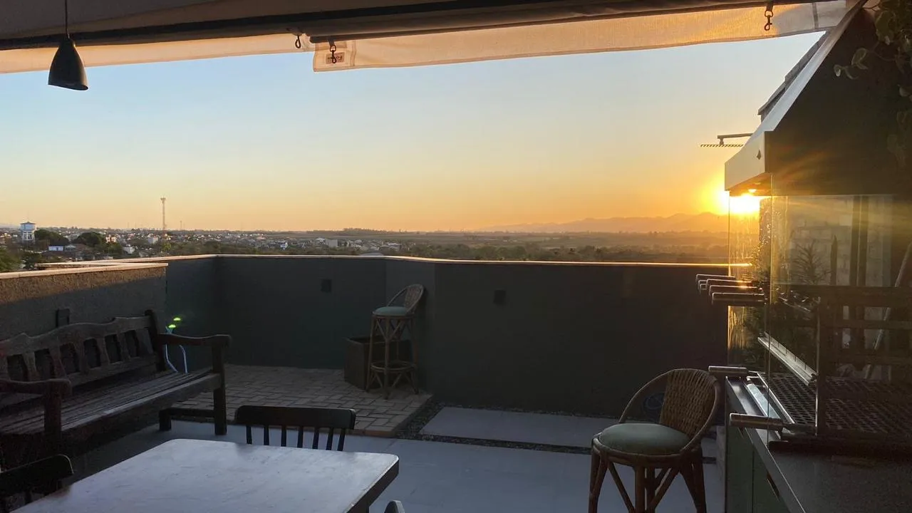 Duplex à Venda Próxima ao Centro de Pindamonhangaba – Vista Deslumbrante para as Serras e Pôr do Sol